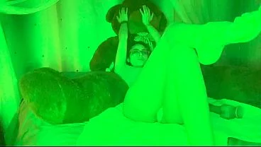 16 rossmex se masturba rico ocn su vibrador en pijamada con su oso ,mexicana caliente para videollamada con su osito