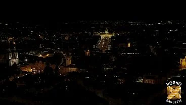 Bunny, belle coquine, s’adonne au sexe lesbian