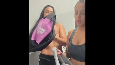 CASAL DE NOVINHAS QUASE SÃO PEGAS NO FLAGRA FAZENDO SEXO SELVAGEM DENTRO DA ACADEMIA