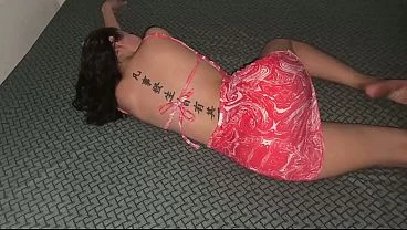 Chica morena sexy con grandes tetas monta una gran polla en POV mientras él le mete los dedos en el coño