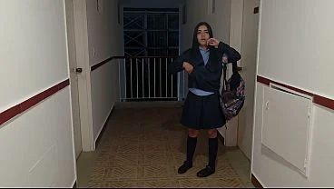 Encuentro a mi vecina con su uniforme de colegio afuera de su casa
