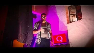 Frotando una Guitarra Yamaha C80 Hecha en China sobre el Gran pene de Dieciocho Centimetros del Numero Uno – Gafas – Rayas – Mora – Sexy N1