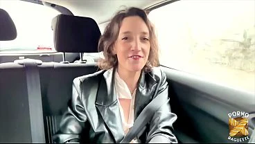 Lena, belle brune tatouée, avale de la queue