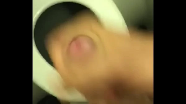 Lucazzo si fa una sega nel bagno dell’aereo