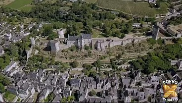 Lucy, chaude brune, adore la baise à trois !