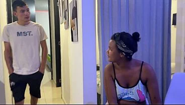 Mientras la cornuda de mi novia duerme yo me follo y le hago un rico sexo duro a su mejor amiga