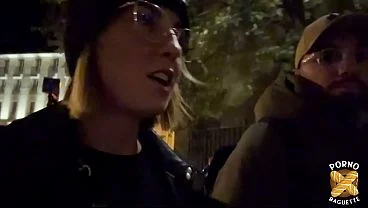 Pam, belle blonde aux gros seins, veut tout le temps baiser