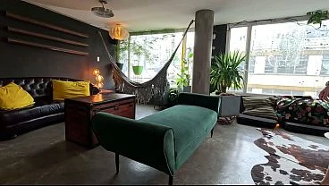 Sesion de Fotos a una modelo tatuada con colmillos de Vampira acaba tragandose la polla grande del fotografo XAVIphoto