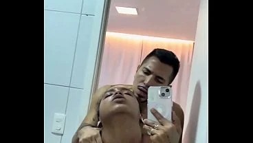 Sexo no banheiro com força