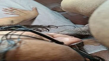 Vagabunda de Óculos Chupa e Dá a Buceta Até Levar Leite na Cara