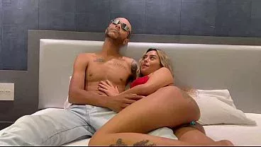 A mãe dela nem imagina o quanto essa safada adora goza quando soca com força, e gosta do perigo dando ocuzinho na cama dela.(VIDEO COMPLETO NO RED)