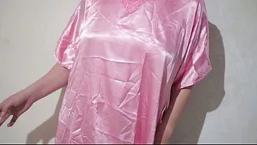 Bokep indo Ngintip Cewek Montok Mandi Pakai Gaun Satin Transparant