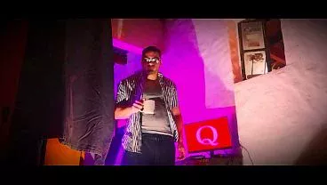 Frotando una Guitarra Yamaha C80 Hecha en China sobre el Gran pene de Dieciocho Centimetros del Numero Uno – Gafas – Rayas – Mora – Sexy N1