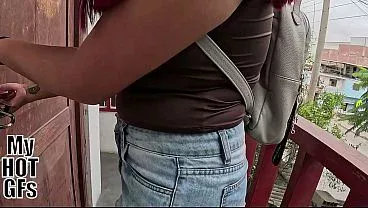 Kamila llega a su casa y lo primero que piensa es en follar.