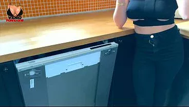 Le réparateur ne vient pas que pour le lave vaisselle, il vient aussi pour baiser ma femme !