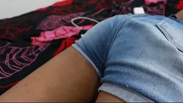 MI HERMANASTRA LATINA PONE UNA CAMARA EN SU CUARTO Y ME DIJO QUE LE AYUDARA HACER UNA TAREAS DEL TRABAJO – PORNO EN ESPANOL