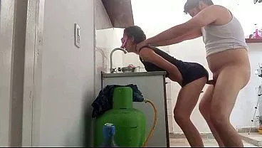 Mujer infiel folla en la cocina