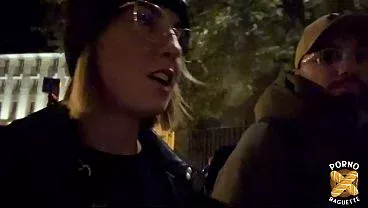 Pam, belle blonde aux gros seins, veut tout le temps baiser