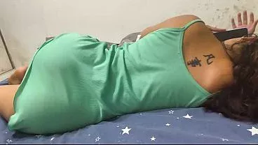 (PORNO CASERO) Cuñada se deja grabar orinando en el rio, la lleno de leche