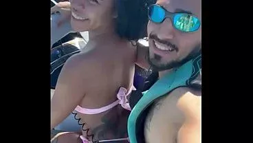 POV: Novinha Safada, deixou marido na areia e fudeu com o instrutor no Jetski com todo mundo olhando.