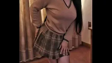 QUIERES VER COMO SE LA FOLLAN???? MORRA Mexicana CULONA DE 19 Añitos Moviendo el Culo en UNIFORME!!! SABE MOVER EL CULO PARA EL BAILE PERO TAMBIEN PARA EL SEXO!!! VIDEOS COMPLETOS EN ESTE CANAL!!!