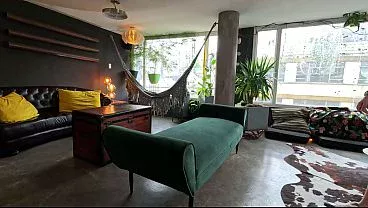 Sesion de Fotos a una modelo tatuada con colmillos de Vampira acaba tragandose la polla grande del fotografo XAVIphoto