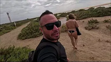 Stürmischer Public-Sex mit LinaMila im Urlaub