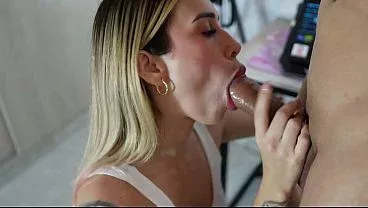 Técnico informático empieza a ver porno de mi mujer -.-