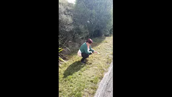 Trashy Kiwi MILF pisses on roadside with oncoming traffic