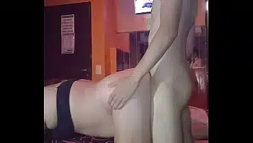 Cogimos en un motel con medi mientras miramos porno