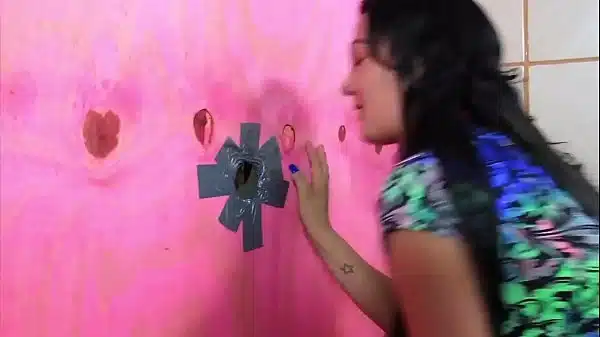 EVELIN SIN ENCONTRA UMA ROLA GLORIOSA EM UM BURACO NA PAREDE E FAZ O ÓBVIO: ENGOLE