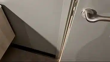 Me espían mientras me baño, terminamos teniendo sexo en la ducha