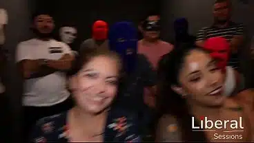 MEGA ORGIA A CHICAS SEXYS,LES DAN MUCHA VERGA Y LECHE